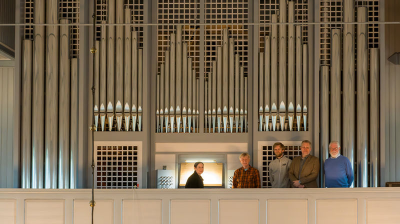 Kantor Jo C. Dalene  sammen med ansatte fra Frobenius som bygger orgelet og orgelkonsulent Hans Jacob Tronshaug