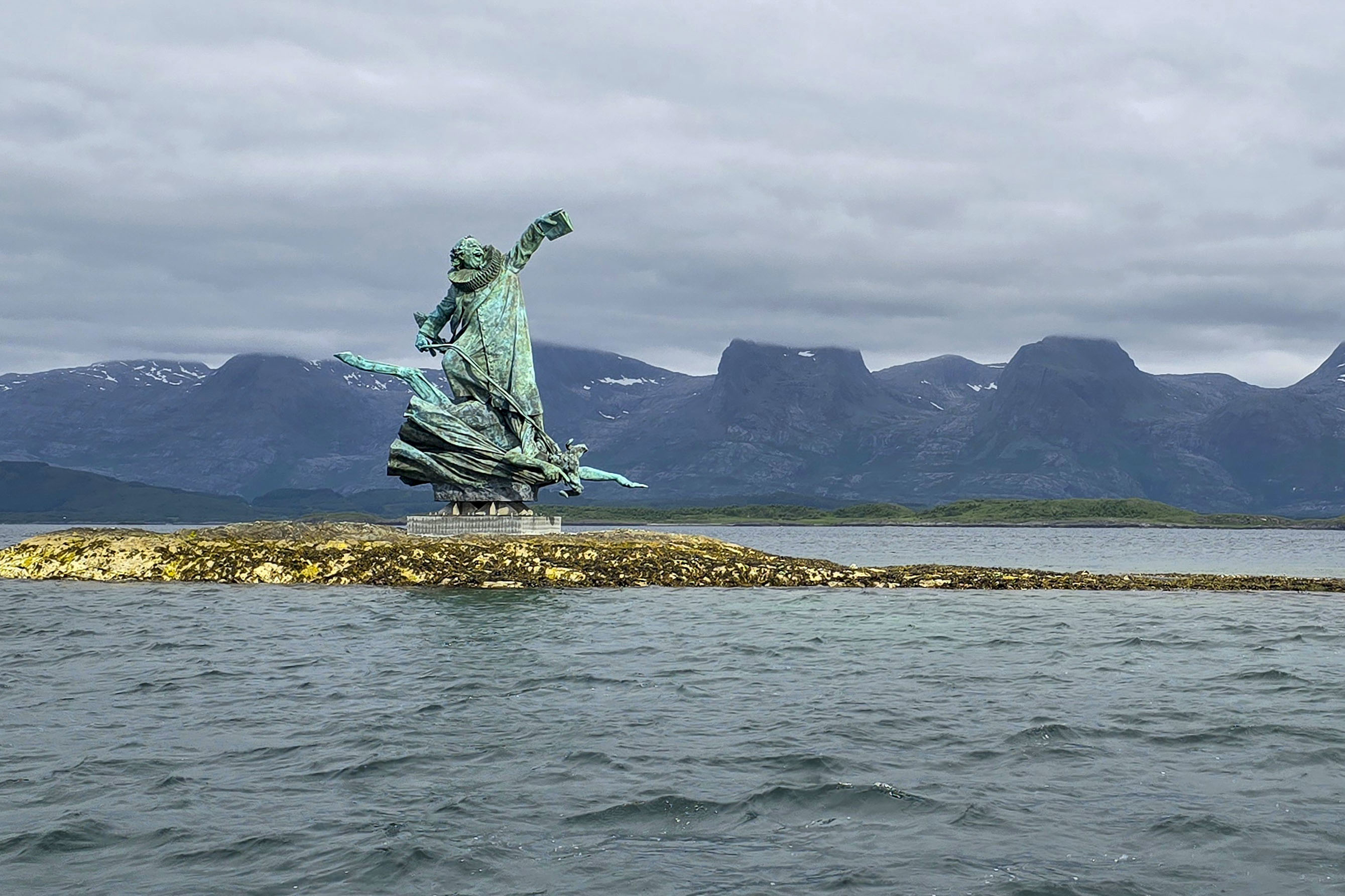 Statue av Petter Dass: Petter på skjæret, kunstner: Frode Lillesund