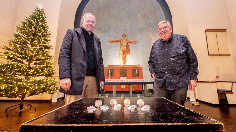 Sokneprest Hallvard Mosdøl og Ole Jacob Flæten, leder i menighetsrådet. Foto: Vidar Sandnes, Romerikes Blad