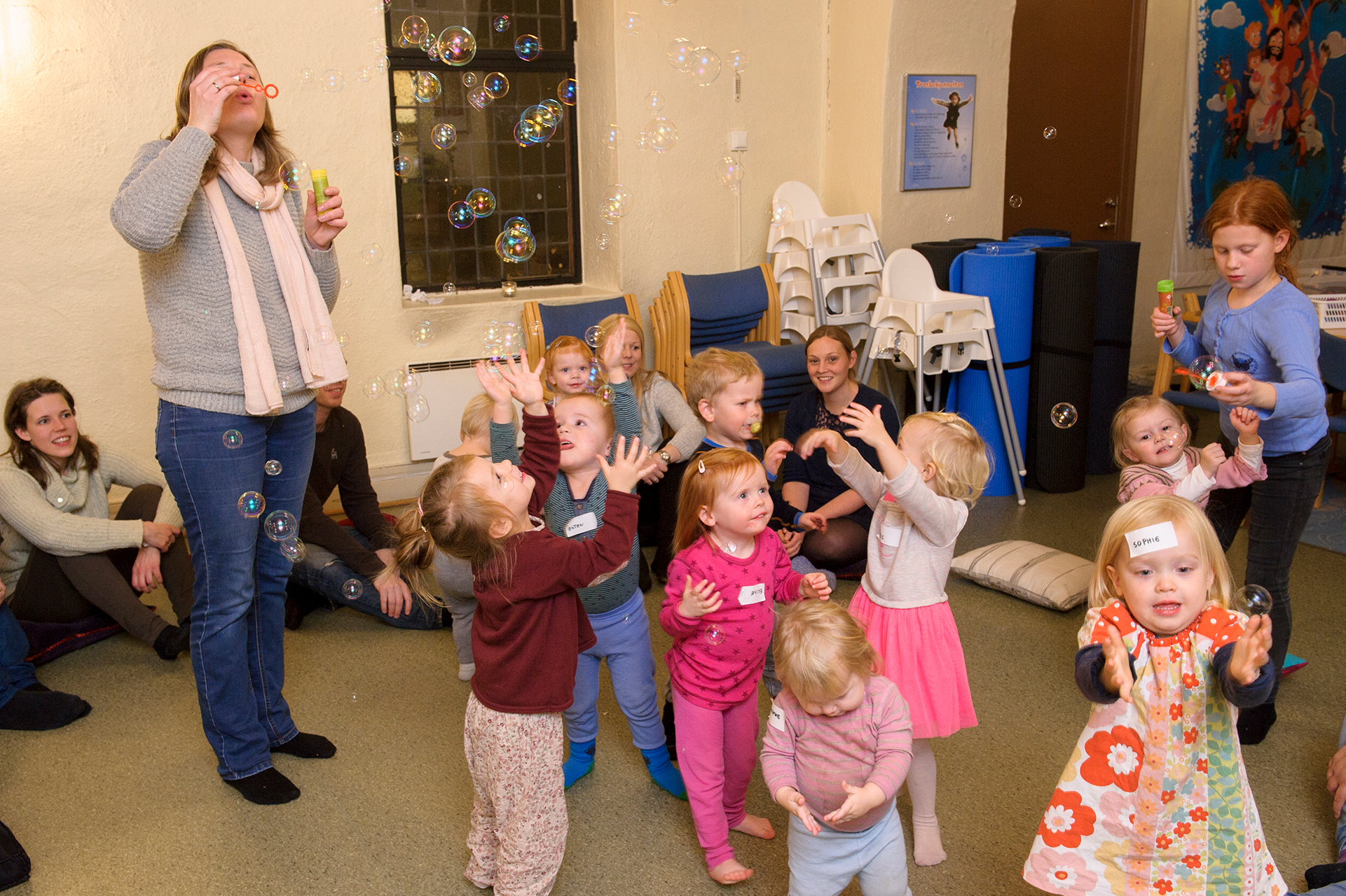 Knøttesangerene leker med såpebobler