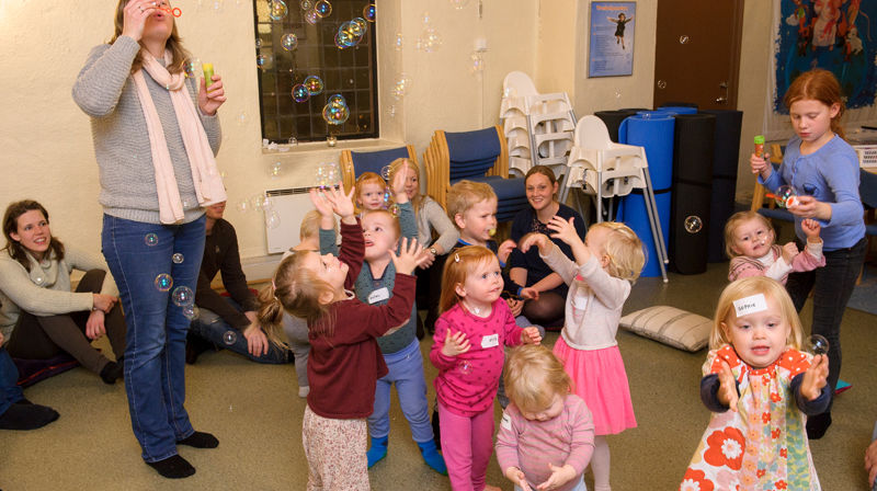 Knøttesangerene leker med såpebobler