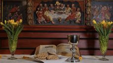 Kalk og brød på alteret i Skedsmo kirke