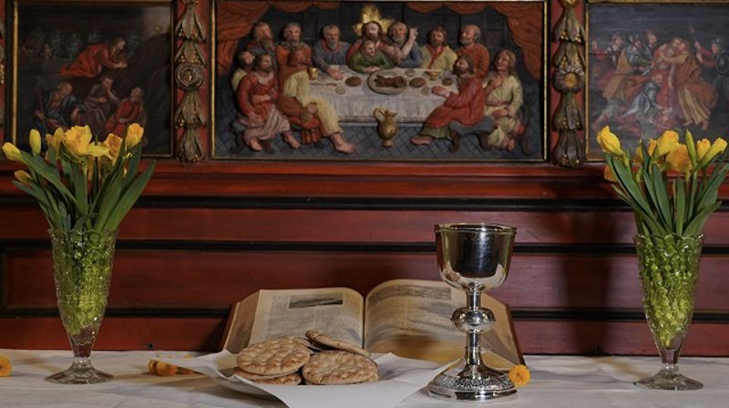 Kalk og brød på alteret i Skedsmo kirke