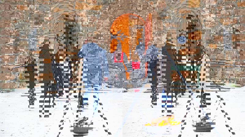 Utegudstjenester ved inngangen til Skedsmo kirke