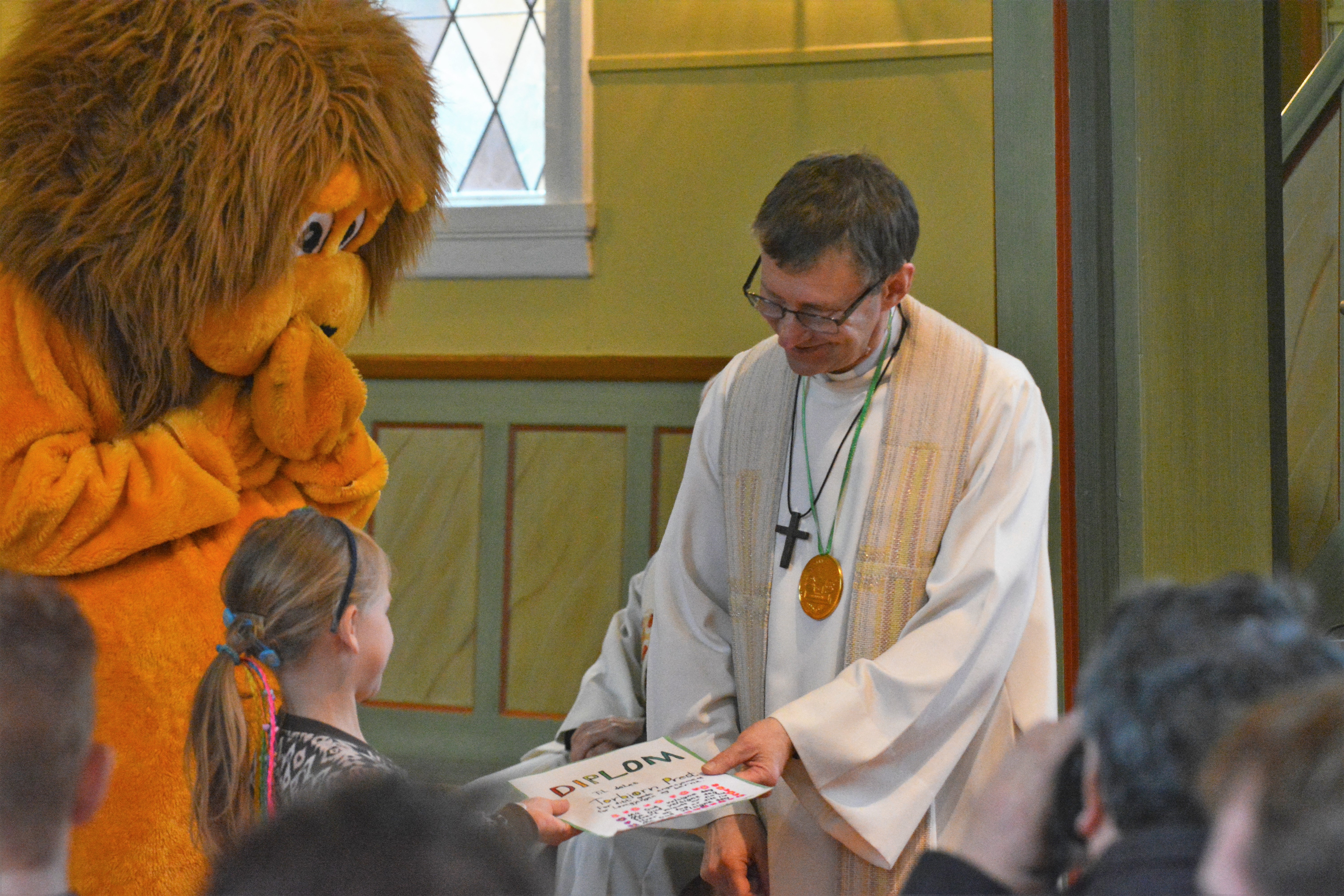 Torbjørn får diplom og velsigningsong frå Løvegjengen