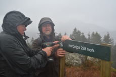 Nordnipo vart skiltmerka ein småsur laurdag tidleg i november 2018. Veret er likevel ikkje noko stort problem når ein har godt turfølgje, som Kåre Skibenes (t.v.) og Arnt Brakstad (foto: Arve Kjell Uthaug).