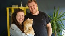 Håkon, Linda og katten Leif Arne (Foto: T. Bøen)