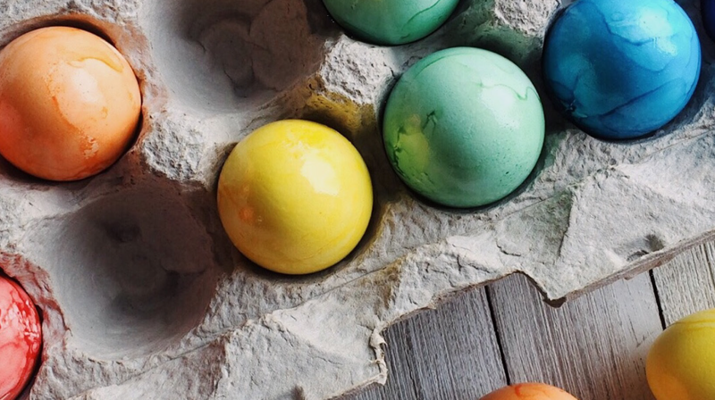 Malte påskeegg i eggkartong