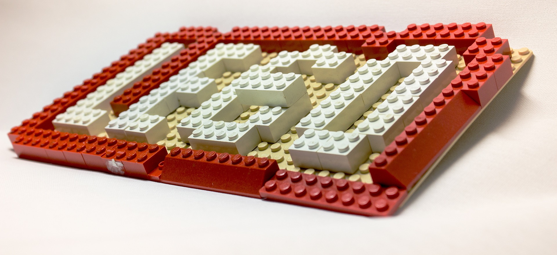 Lego er skrevet i Lego. Bildene er tatt av Simon Blüthenkranz fra Pixabay
