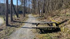 Klokketårnet ved Nesodden kirke med to benker. Bildet av Bjørn Egil Kihlstrøm.