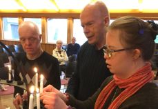 Deltagere på Tro og Lys gudstjeneste i Ås Arbeidskirke. Foto: Annar Pedersen