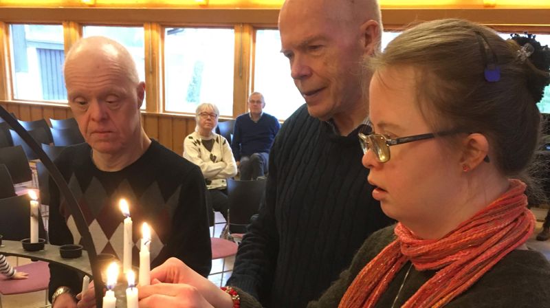 Deltagere på Tro og Lys gudstjeneste i Ås Arbeidskirke. Foto: Annar Pedersen
