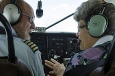 Jordmor Maud Kells og piloten, foto fra MAF.no