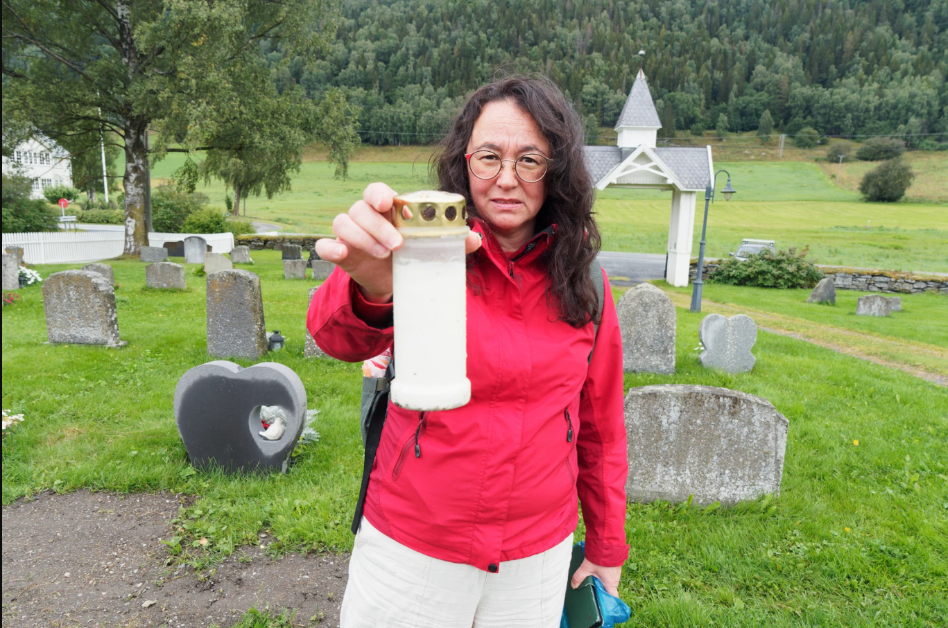 IKKE SLIK: Løse dekorgjenstander, gravlys i plast og lys med metallokk er forbudt i gravplassforskriften for Nord-Aurdal, men kirkeverge Aud-Karin Hovi finner jevnlige beviser på at ikke alle har fått med seg innholdet i den nye forskriften. Foto: Georg Mathisen