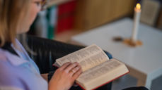 Lese i bibel – foto Torstein Kiserud