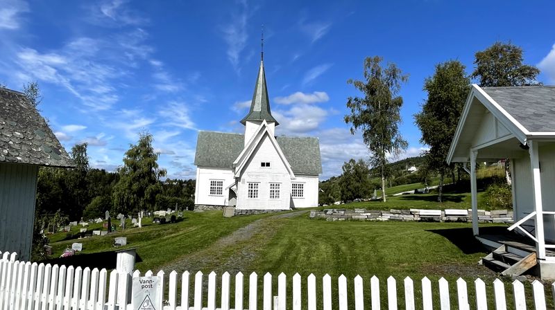Skrautvål kyrkje