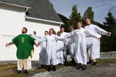 Konfirmanter og prest kan endelig se fram til konfirmasjonen! Foto: Elin Strand