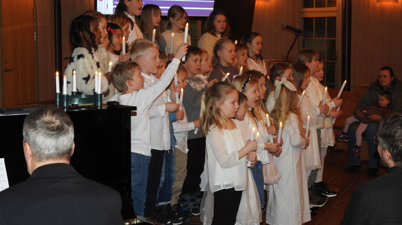 Tingnes barnekor med lys. Foto: Hans Enger