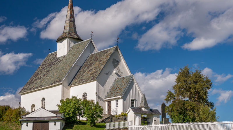 Ulnes kyrkje med portal. Foto: Sonje Bernath
