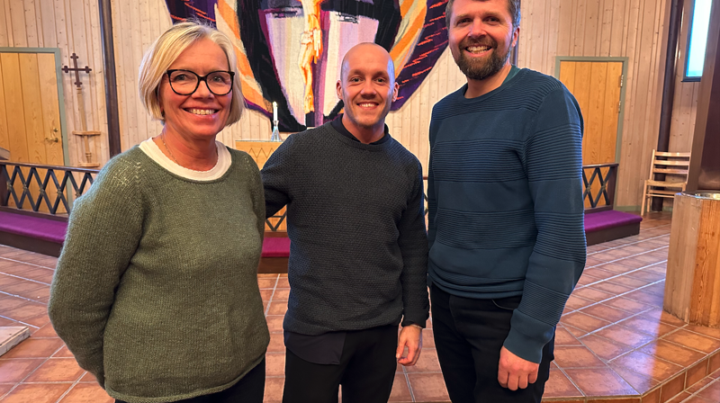 Toril Olvik (helsesykepleier), Simen Almås og prest Jostein Enger i prat etter foredraget