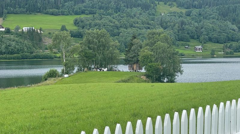 Friluftsgudsteneste på vangen ved Ulnes kyrkje