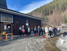 Konfirmantene samlet utenfor Tingnes kirke. Foto. Kristine Inderhaug