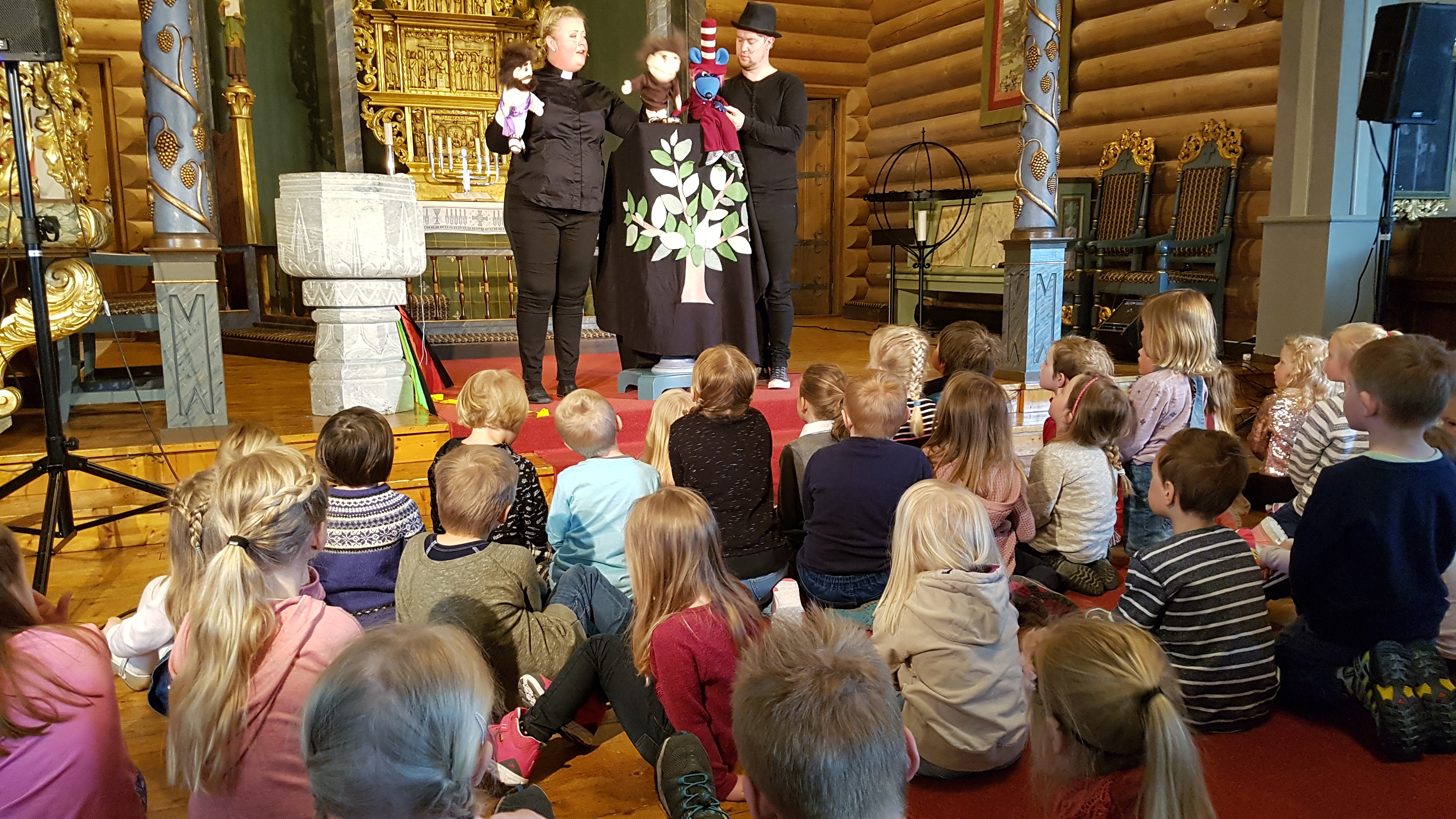 Frå Kirkerottene sin forestilling i Kvam kyrkje