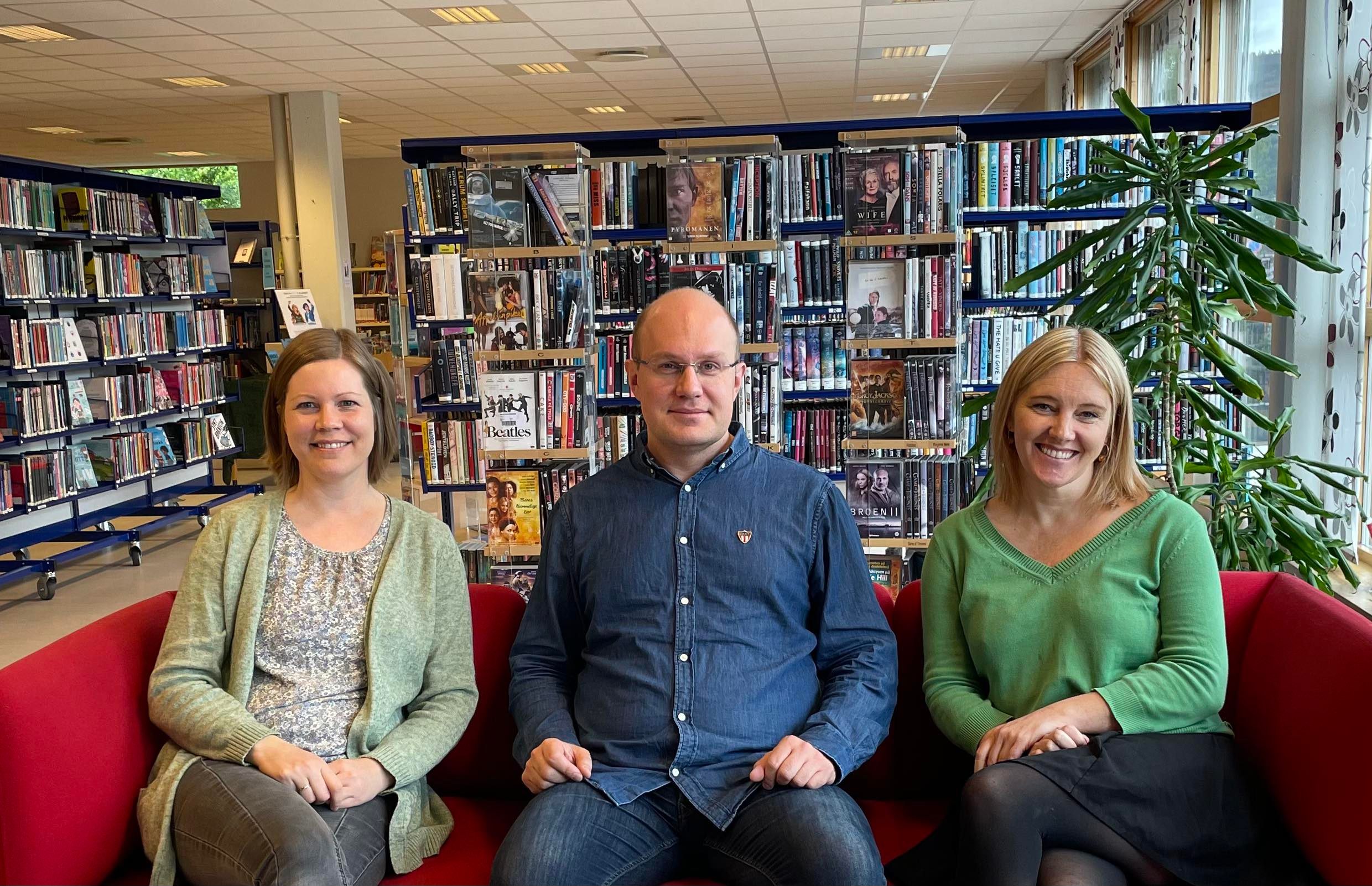 Bibliotekar, diakonimedarbeidar og koordinator for frivillighetssentralen på biblioteket