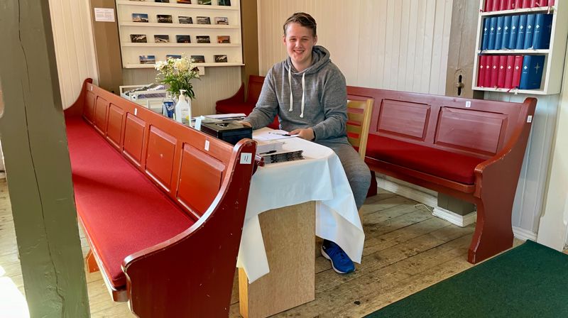 Josiah Haugli er en av fire kirkeverter som tar imot besøkende i kirka i sommer