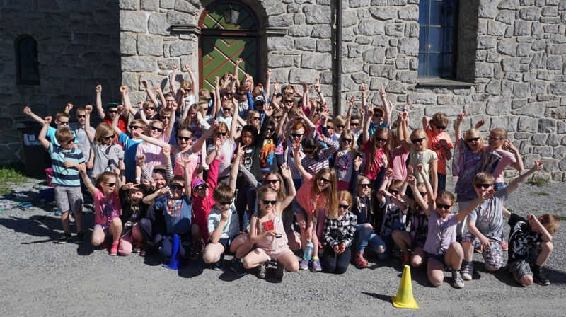 Agentene storkoste seg i solen - og i toppen av kirketårnet.