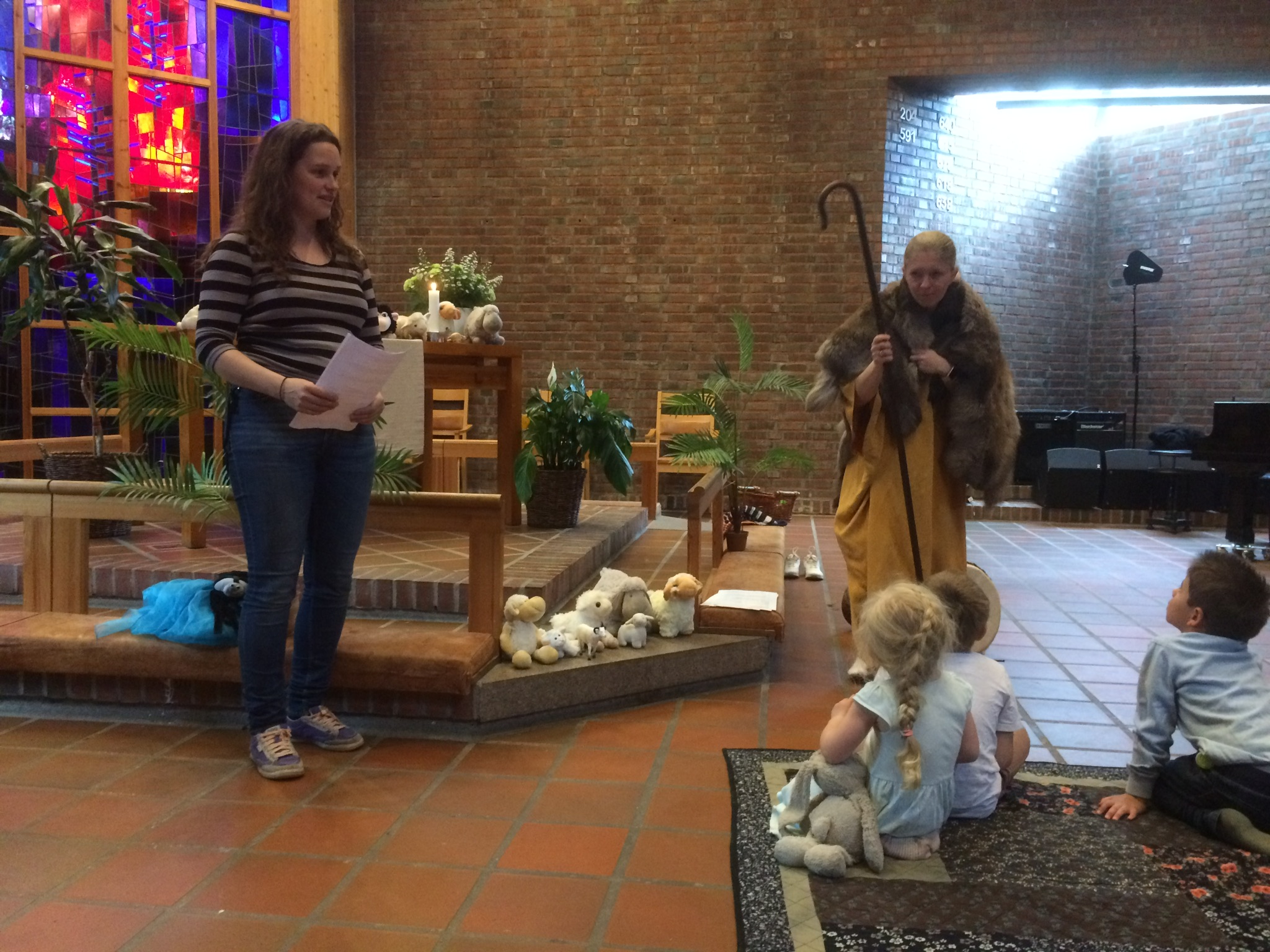 Ingvil og Katrine synger og forteller om sauen som ble borte.