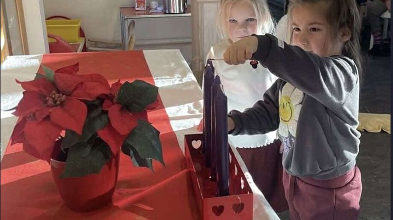 Sangstund med yngste og eldste generasjon...