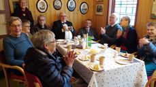 Jubilanten sitter for bordenden, i godt selskap.