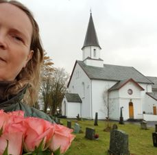 May Slettan utenfor Ørland kirke 