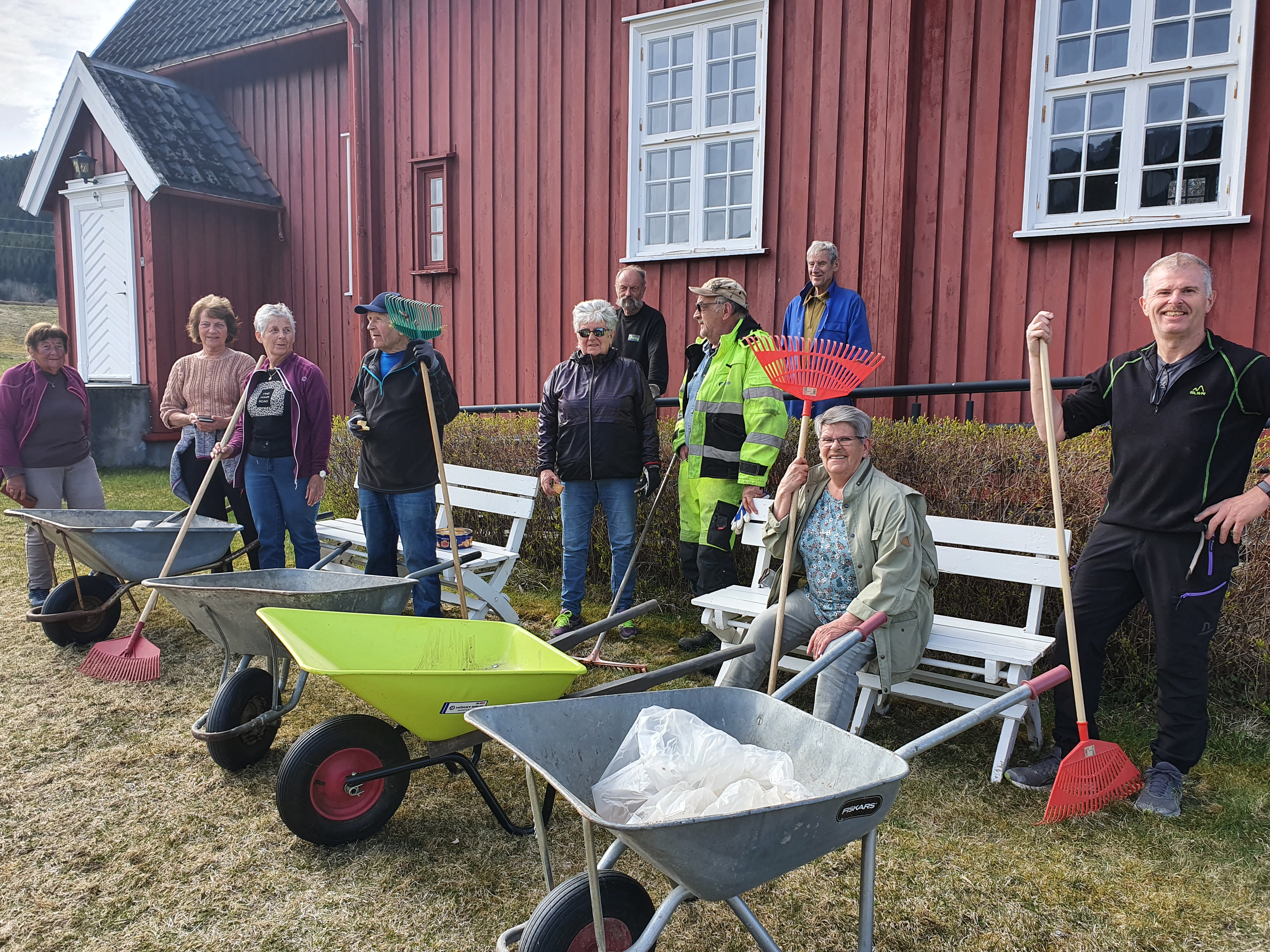 Bildet er fra dugnad ved Ingdalen kirke 2021