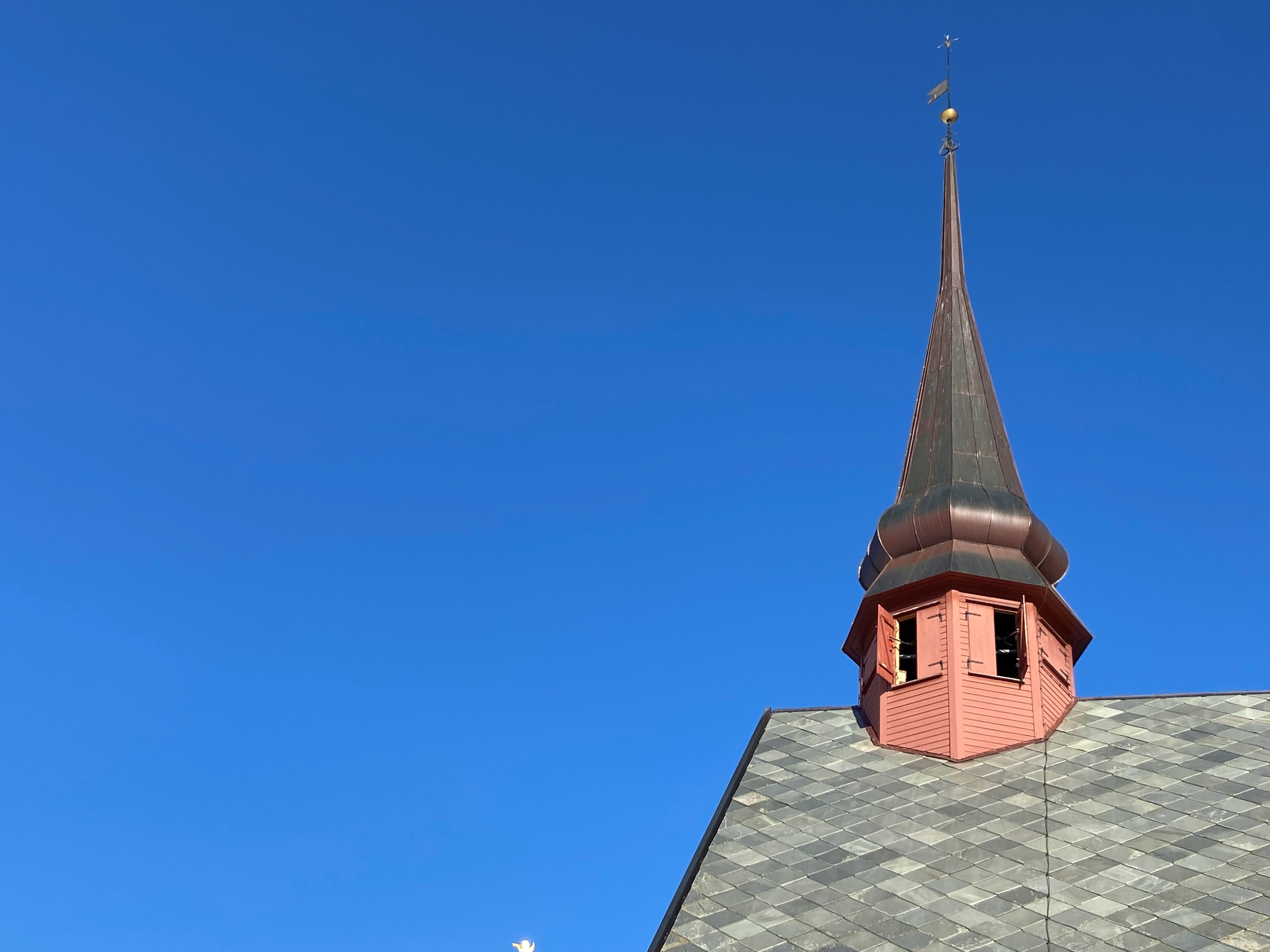 Mange av landets kirkeklokker vil ringe for Ukraina søndag 13. mars klokken 13. Bilde fra Meldal kirke