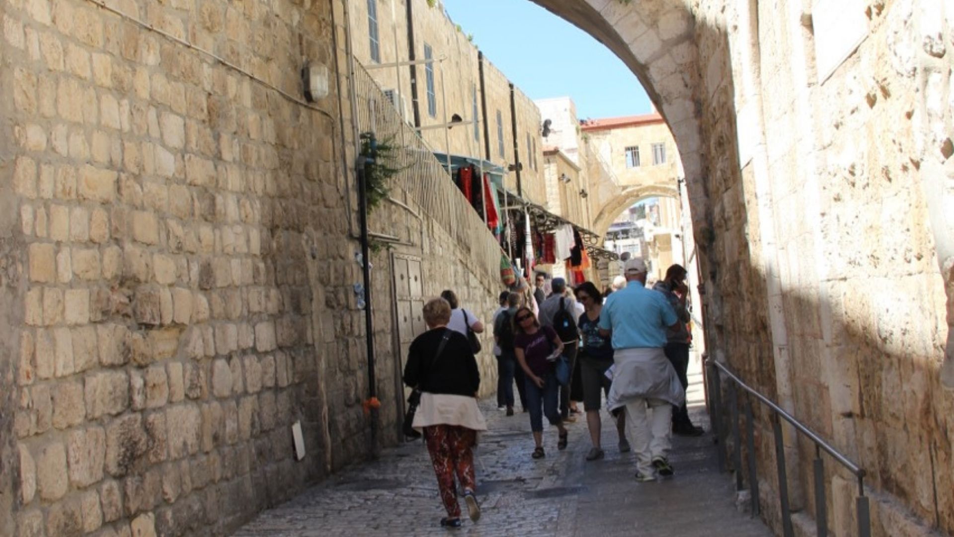 Via Dolorosa, der Jesus bar korset på veg til Golgata. Bildet er fra en annen tid, der vi bl.a. ser ryggen til en fra Orkanger. 