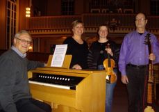 Fosen Barokk deltar under gudstjenesten i Austrått kapell. På bildet: Ole Andreas Fossan, Ann-Kristin Eidsvåg, Inger Johanne Hvitstein og Stig Føll.