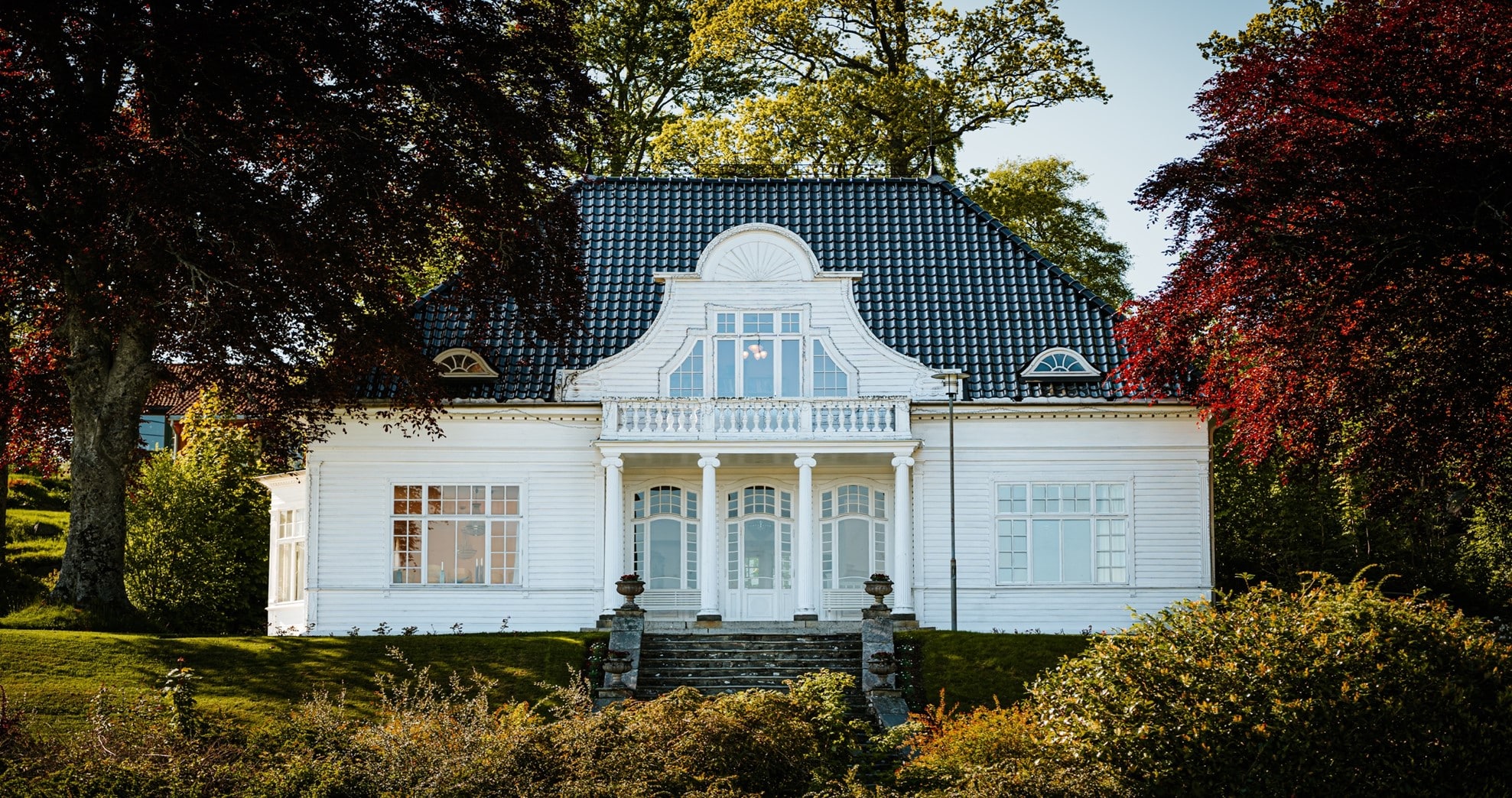 Gode utsikter til ein flott konsert i Nore Neset kyrkje når elevar frå Kongshaug deltek. Kanskje har dei øvd inn kveldens repertoar her i villaen?