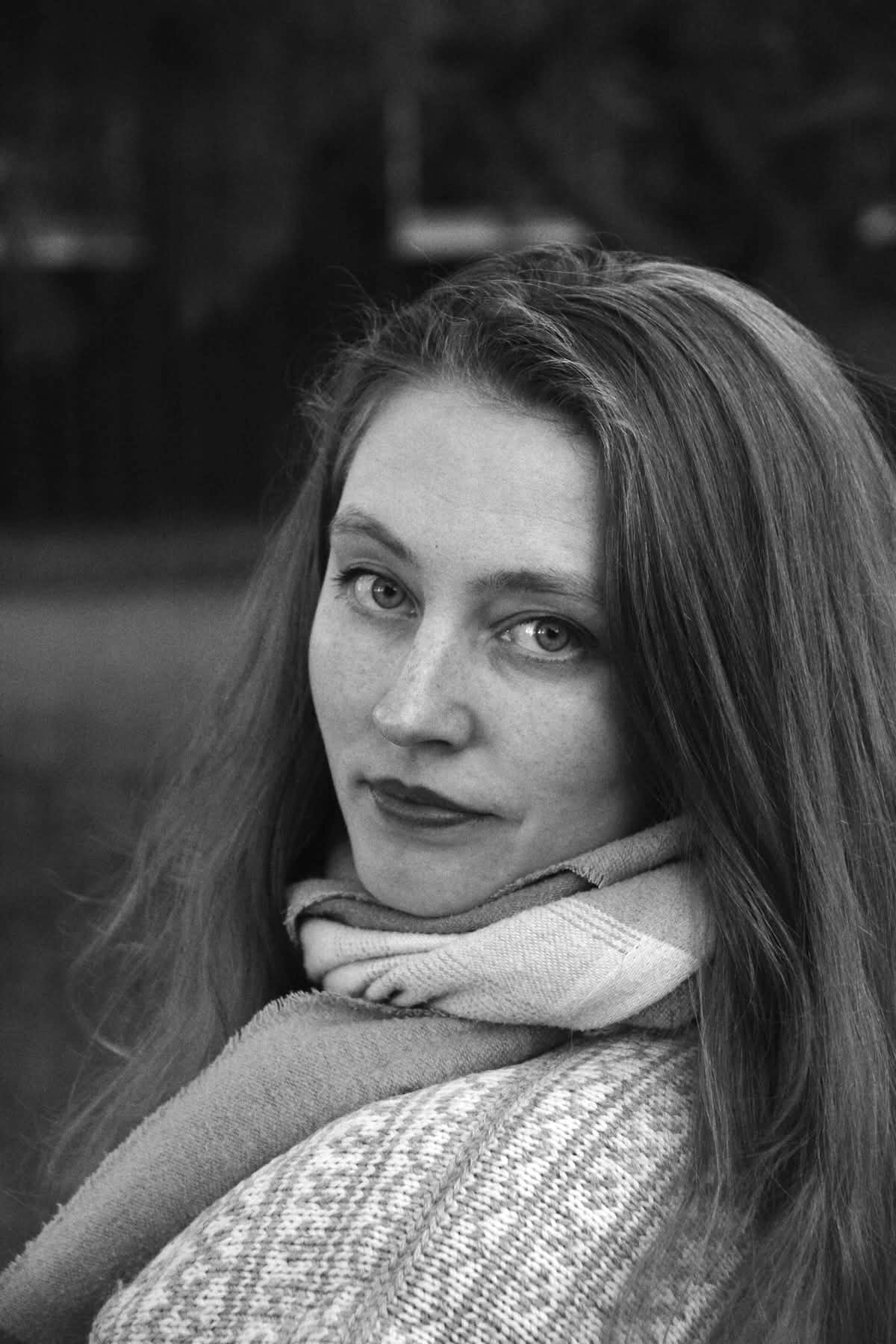Skodespelar Lina T. Fjørtoft har òg skrive stykkjet i lag med regissør Ingrid Askvik.
