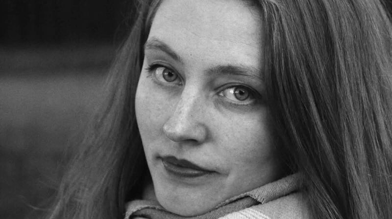 Skodespelar Lina T. Fjørtoft har òg skrive stykkjet i lag med regissør Ingrid Askvik.