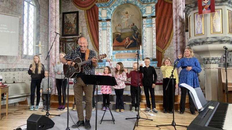 Os Familiekor hadde konsert med Bjarte Leithaug.