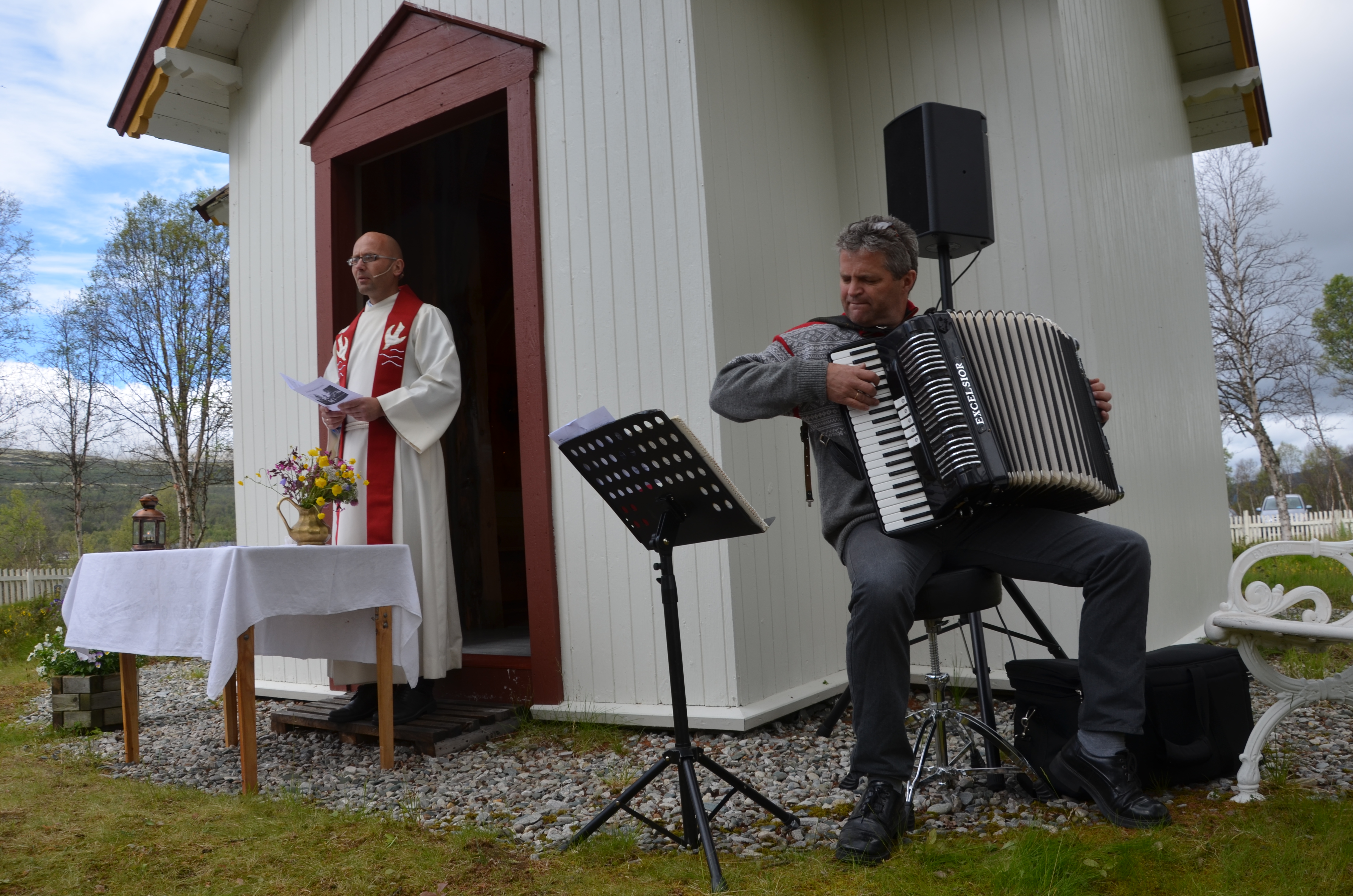 Friluftsgudstjeneste med åpning av "det stille rommet" i Narjordet