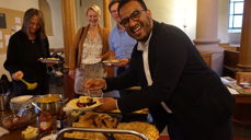 Byråd Omar Gamal koste seg under tirsdagsmiddag i Grønland kirke. Der mottok han også varm takk for strømstøtte på 10 millioner til kirken i Oslo.