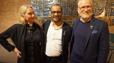 Sokneprest Barbro Schmedling, byråd Omar Samy Gamal og kirkeverge Kjetil Haga på frivillighetskveld i Lambertseter kirke.