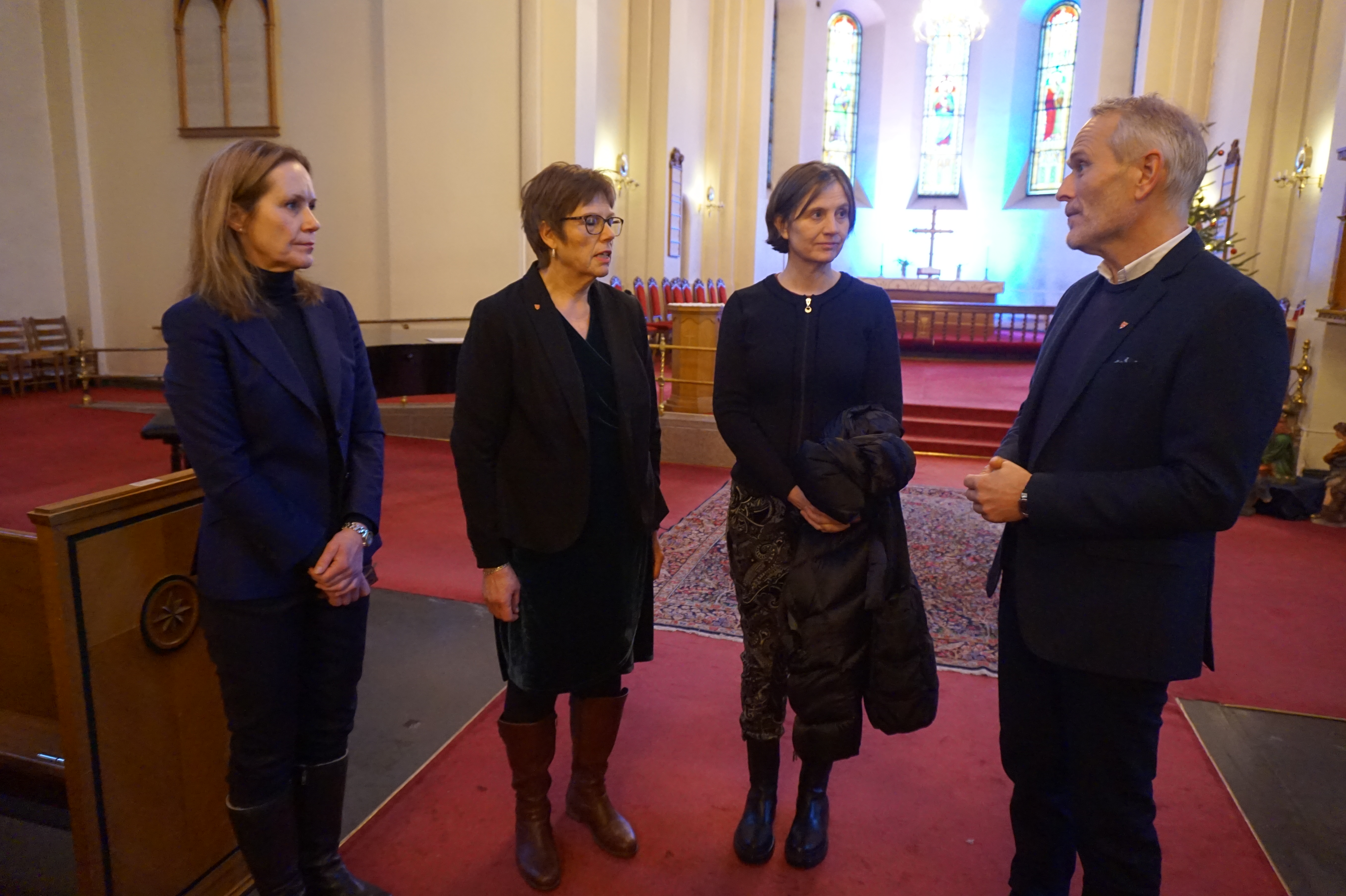 Riksantikvar Hanna Geiran, kirkerådsdirektør Ingrid Vad Nilsen, statsråd Kjersti Toppe og kirkeverge Kjetil Haga.