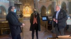 Klima- og miljøminister Espen Barth Eide, barne- og familieminister Kjersti Toppe og bygg- og eiendomssjef Andrè E. Selli i Trefoldighetskirken.