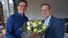 Leder av fellesrådet, Dag-Eirik Lannem, takket av kirkeverge Robert Wright, for stor og viktig innsats for kirken i Oslo.