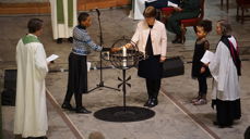 Lystenning for Desmond Tutu under minnegudstjeneste i Oslo domkirke.