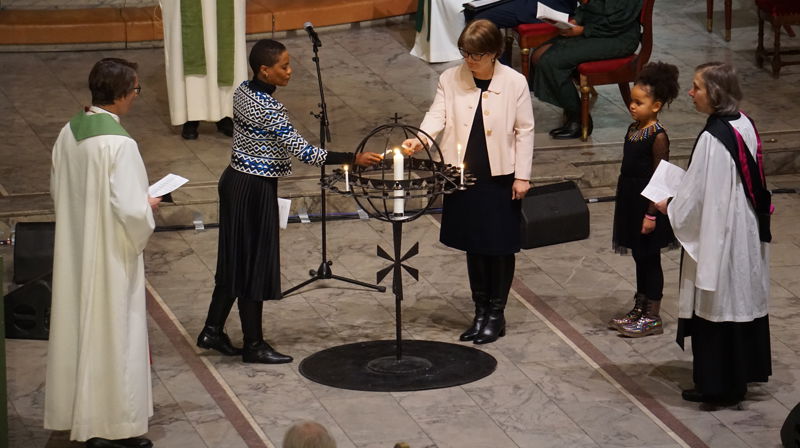 Lystenning for Desmond Tutu under minnegudstjeneste i Oslo domkirke.